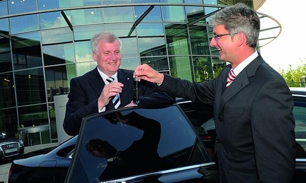 Audi-Chef Rupert Stadler (rechts) übergibt Ministerpräsident Horst Seehofer die Schlüssel für den neuen Dienstwagen. Foto: Auto-Reporter/Audi